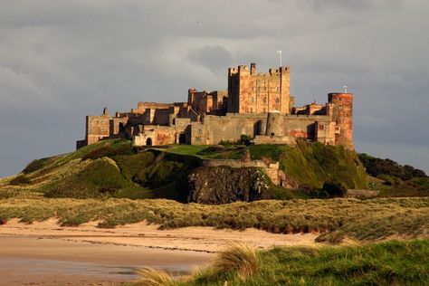 Bamburgh castle - day trips from Newcastle Bamburgh Castle, Bodiam Castle, Northumberland England, Castles To Visit, Whitby Abbey, Walking Routes, Newcastle Upon Tyne, Beautiful Castles, Mountain Top