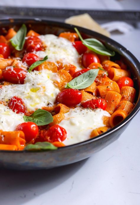 Cherry Tomato & Burrata Pasta 🍅 Easy to make & flavorful. It's creamy, and extremely delicious. The tomatoes add the best flavor and texture Pasta With Burrata Cheese, Cherry Tomato Burrata, Tomato Burrata Pasta, Tomato Mozzarella Pasta, Burrata Pasta, Small Bites Appetizers, Tomato Butter, Healthy Entrees, Cherry Tomato Pasta