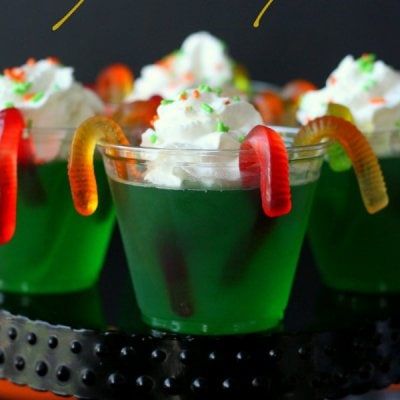 Halloween Jelly, Halloween Jello, Gummy Worm, Jello Cups, Recetas Halloween, Uhyggelig Halloween, Jelly Cups, Gummy Worms, Kids Party Food