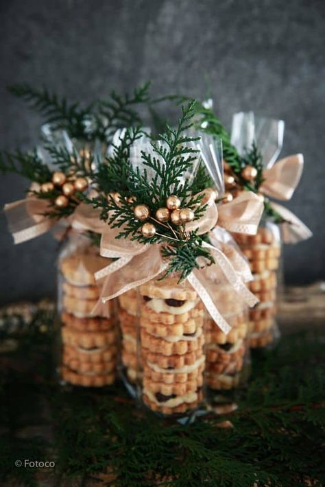 25 Ways to Package Baked Goods for Christmas » Lady Decluttered Baked Goods For Christmas, Package Baked Goods, Jul Kaka, Table Gifts, Christmas Cookies Gift, Christmas Food Gifts, Christmas Hamper, Christmas Gift Basket, Christmas Gift Baskets