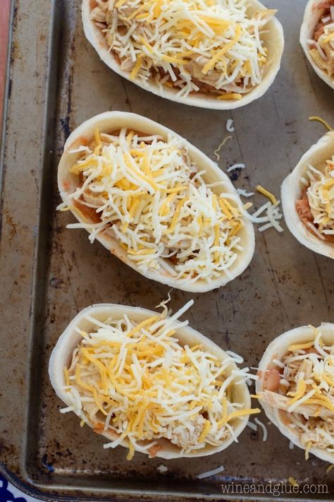 These Easy Cheesy Taco Boats are absolutely perfect as a quick weeknight dinner or a fun game day appetizer. My four year old declared these the best dinner ever! Taco Boat Recipes, Taco Dinner Recipes, Taco Boats, Taco Bowl Recipe, Taco Dinner, Mini Tacos, Slow Cooker Tacos, Soft Tacos, Easy Taco