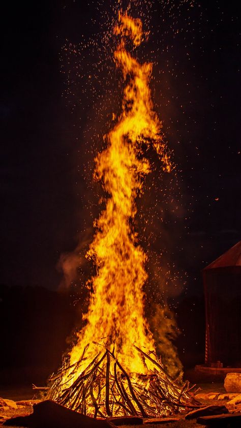 Thanks to Claire Rush for making this photo available freely on @unsplash 🎁 Location Freedom, Bonfire Party, Fire Image, Shadow Photos, Bonfire Night, Iphone Background Images, Night Photos, Download Free Images, Green Aesthetic