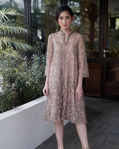 AIMEE. di Instagram "❌SOLD OUT❌ LILLY COLOUR : Light Brown SIZE : All size Kalula Collection 2019 #aimee__id #aimee #dresses #dress #lookbook…" Model Dress Brokat Modern, Brokat Modern, Dress Brokat Modern, Model Dress Kebaya, Kebaya Lace, Batik Dress Modern, Dress Pesta, Simple Style Outfits, Kebaya Dress