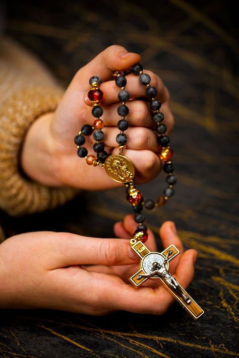 The tools we use every day are the most important tools. The Holy Rosary is definitely at the top of our list. That's why we created the most beautiful rosaries to draw you into prayer every day. Get yours now at theotokosrosaries.com Great Catholic gift! Jesus Pictures Catholic, Catholic Wallpaper, Android Wallpaper Dark, Iphone Dynamic Wallpaper, Rosary Beads Catholic, Jesus Christ Artwork, Saint Peter, Jesus And Mary Pictures, Jesus Photo