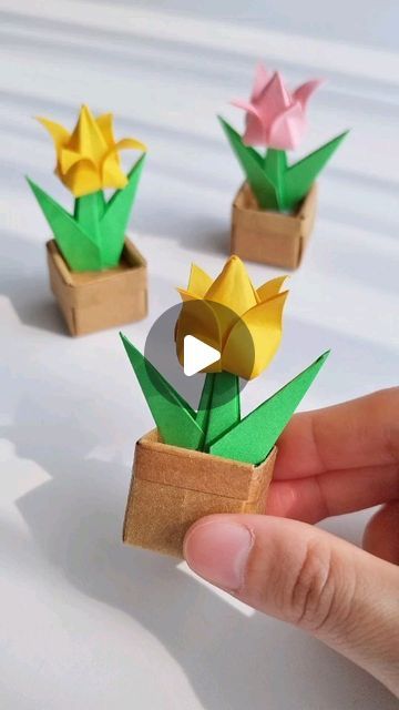 Crafts To Do With Paper Easy, Paper Crafts Drawing, Origami Tulip Step By Step, Origami Videos Tutorial, Paper Folding Flowers, How To Make Origami Flowers, Origami Easy Flower, Flower Origami Easy, Crafts To Do With Paper