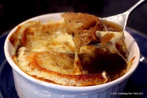 Oh so simple and oh so good. Better than restaurant quality, this Crock Pot French Onion Soup is an elegant classic soup for everyday or special meals.#CrockPotFrenchOnionSoup #FrenchOnionSoup #CrockPotSoup Crockpot French Onion Soup, Corn Chowder Soup, Best French Onion Soup, Bean And Bacon Soup, Classic French Onion Soup, Onion Soup Recipes, French Onion Soup Recipe, Chowder Soup, Cheese Stuffed Chicken