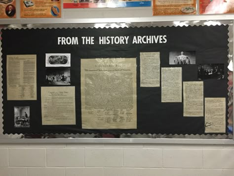 A bulletin board idea for US History in Middle School 8th grade. Includes replicas of Declaration of Independence, Constitution, Bill of Rights, and Emancipation Proclamation. Us History Bulletin Boards, Us History Classroom Decorations, American History Classroom Decor, Classroom Bulletin Boards High School, History Bulletin Board Ideas, Government Classroom, Middle School Bulletin Board, High School Social Studies Classroom, Middle School Us History