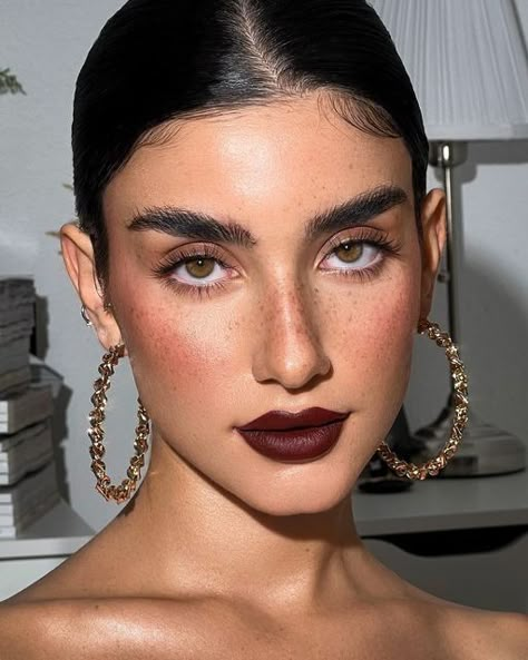 Slicked Back Hairstyles, Bold Lip Makeup, Maquillage On Fleek, Eye Makeup Styles, Dark Lipstick, Eye Makeup Designs, Fall Makeup, Editorial Makeup, Makeup Designs