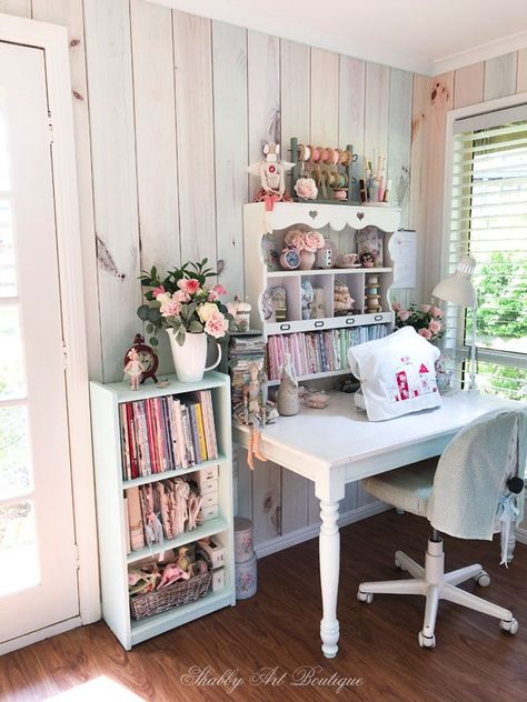 A mini make-over in the Shabby Art Boutique craft room with shabby wallpaper by Photowall - sewing corner Office Ideas Work, Shabby Chic Craft Room, Shabby Art Boutique, Muebles Shabby Chic, Small Craft Rooms, Sewing Room Inspiration, Craft Shed, Sewing Room Design, Pretty Crafts