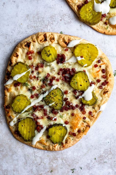 Dill Pickle Naan Flatbread - Dash of Mandi Dill Pickle Flatbread, Pickle Pizza Recipe, Pickle Pizza, Crispy Pancetta, Flatbread Pizza Recipes, Naan Flatbread, Naan Pizza, Cooking Pizza, Flatbread Recipes