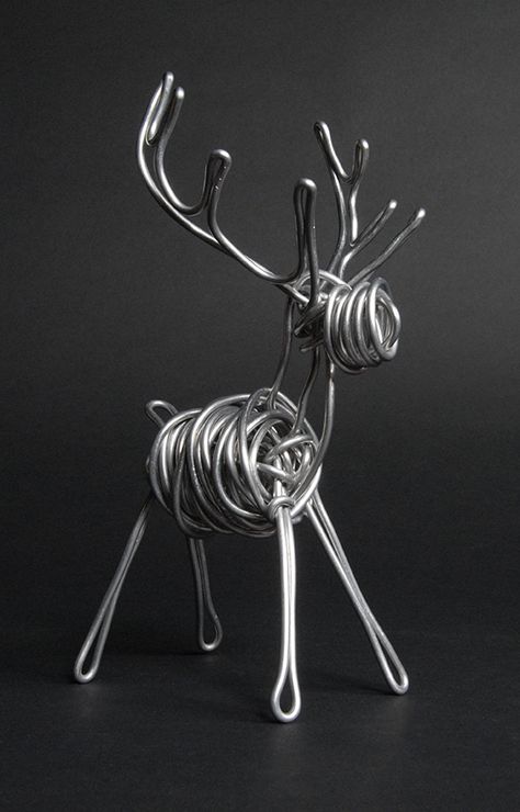 Reindeer Sculpture, Art Fil, Wire Art Sculpture, Metal Tree Wall Art, Tanah Liat, Sculpture Metal, Metal Art Welded, Metal Art Diy, Metal Art Sculpture