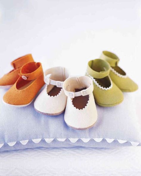 gtb_feltshoe01_vert Fondant Baby Shoes, Baby Shoes Diy Pattern, Baby Shoes Tutorial, Trendy Baby Shoes, Felt Baby Shoes, Shoe Template, Baby Shoes Diy, Baby Shoes Pattern, Felt Gifts