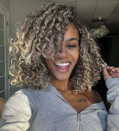 Halo Highlights Curly Hair, Short Curly Blonde Highlights, Short Curly Hair With Blonde Highlights, Brown And Blonde Highlights Curly Hair, Ash Blonde Hair Curly, Expensive Hair Color, Money Pieces Curly Hair, Curly Hair Blonde Tips, Honey Blonde Highlights Curly Hair