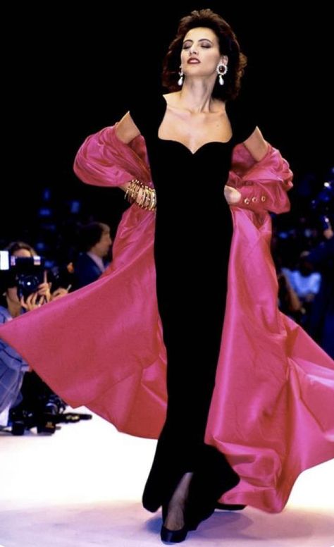 1987 Fashion, Runway Gowns, 90s Runway Fashion, Mode Hippie, Vintage Runway, Chanel Couture, Chanel Haute Couture, Looks Party, Vintage Gowns