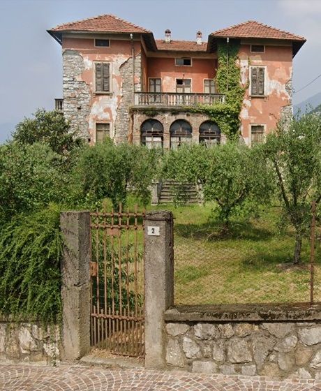 Abandoned Italian Villa, Old Italian Villa, Italian House Plans, Derelict Places, Tuscan Style Homes, Home Styles Exterior, Villas In Italy, Creepy Houses, Old Abandoned Houses