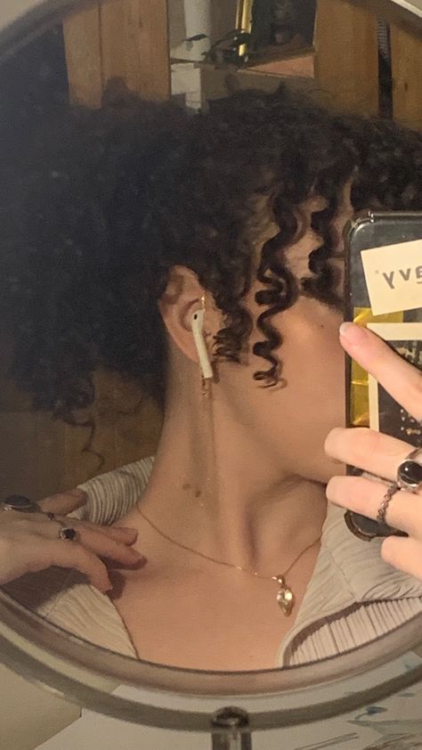 Curly Hair Mirror Pic No Face, Curly Hair No Face Aesthetic, Gold Hair Rings Hairstyles, No Face Mirror Selfie Aesthetic, No Face Curly Hair, Curly Hair No Face, Curly Hair Aesthetic Faceless, Mirror Selfie Curly Hair, Curly Hair Mirror Selfie