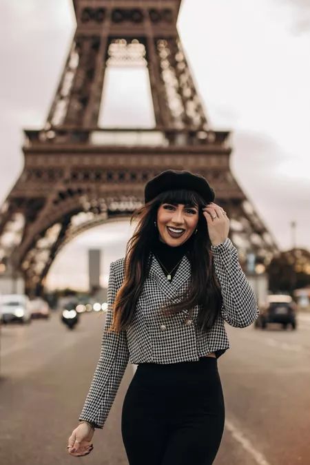 Paris Hat Outfit, Tan Beret Outfit, French Hat Outfit Berets, Outfit With Beret Hat, Fitted Black Beret For Fall, Casual Black Beret For Winter, Black Beret Outfit, Outfit With Beret, Beret Hat Outfit