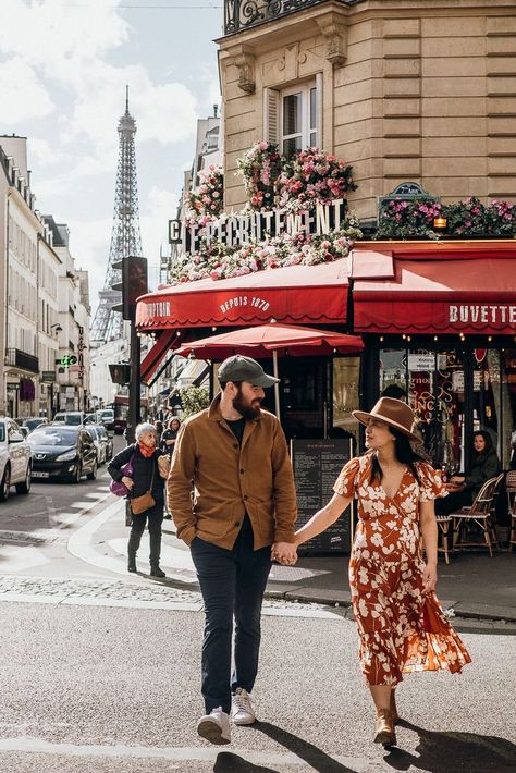 Couple with warm colors outfits holding their hands in Parisian streets. Paris Outfit Aesthetic, Paris Outfit Ideas, Photoshoot In Paris, What To Wear In Paris, Paris In Autumn, Fall Photo Shoot Outfits, Paris Photoshoot, Parisian Outfits, Paris Couple