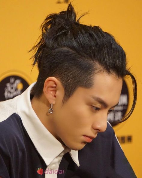 Southeast Asian Hairstyles, Kpop Guy Hairstyles, Men Bun Hairstyles, Asian Men Long Hairstyle, Asian Mullet Haircut Men, Long Hair Asian Men, Man Bun Haircut, Asian Long Hair, Man Buns