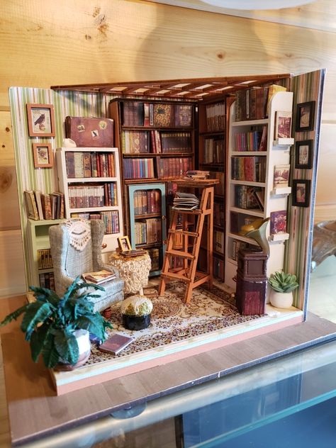 Mini Museum, Miniature Cafe, Dollhouse Library, Miniature Library, Miniature Bookshelf, Miniature School, Room Box Miniatures, Bookshelf Art, Mini Library