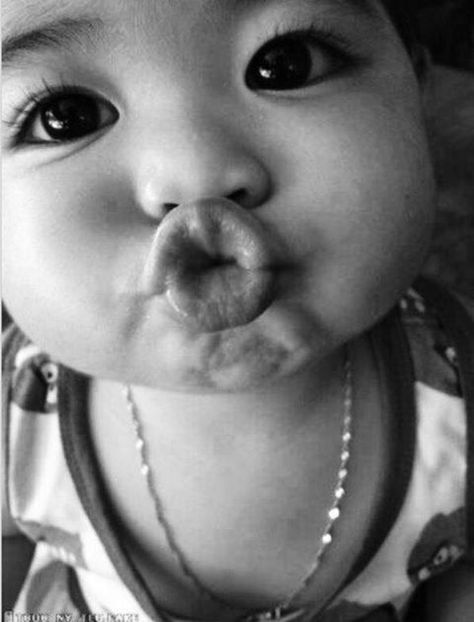 morritos Black And White Face, Baby Faces, Kids Discover, Funny Face, 인물 사진, Black And White Photographs, White Photo, Funny Babies