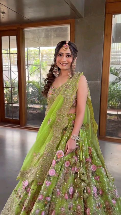 Simple Lehenga For Mehendi Function, Multicolour Lehenga For Haldi, Outfits For Mehendi Function For Bride, Mehandi Ceremony Outfit For Bride Indian, Bridal Mehndi Dresses Ideas, Mehandi Outfit For Bride, Mehendi Lehenga Brides, Lehenga For Haldi Function, Mehandi Dresses Mehndi Outfit For Bride