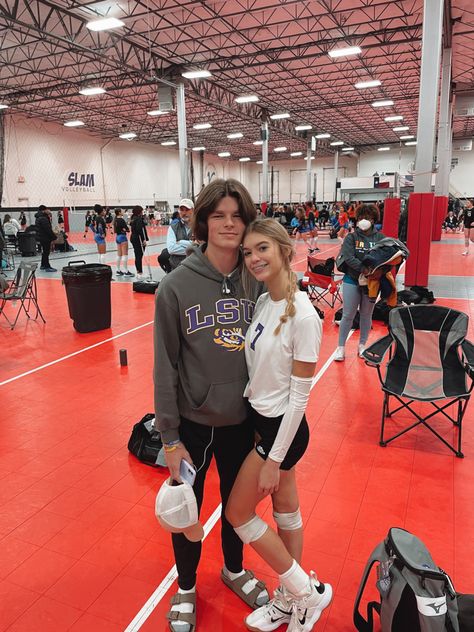 Volleyball Gf And Football Bf, Sports Couples Volleyball, Soccer And Volleyball Couple, Volleyball Couple Goals, Volleyball Girlfriend, Cute Volleyball Pictures, Volleyball Couple, Volleyball Boyfriend, Volleyball Team Pictures