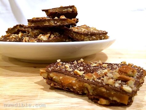 bourbon toffee Bourbon Toffee, Pretty Baking, Pecan Toffee, Toffee Bark, Diy Cookbook, Toffee Recipe, Holiday Foods, Thanksgiving Desserts, Bacon Recipes