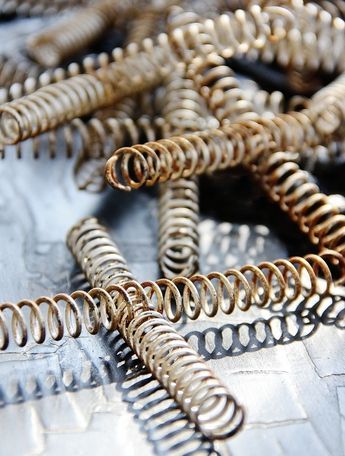 Old Springs Ideas, Bedsprings Repurposed, Bedspring Crafts, Diy Repurposed Items, Perfect Snowflake, Rusty Bed Springs, Snowflake Ornaments Diy, Old Bed Springs, Mattress Spring