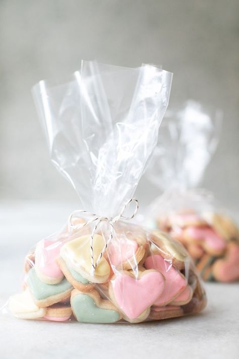 Mini Heart Cookies, Decorating Heart Cookies, Cute Valentines Treats, Valentines Cookie Decorating, Vday Cookies, Mini Sugar Cookies, Valentines Sugar Cookies, Heart Cookies Recipe, Heart Sugar Cookies