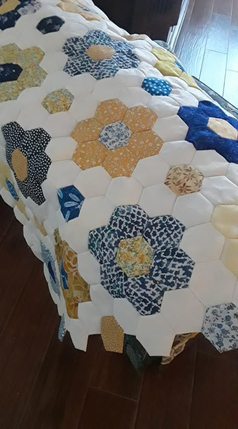 Epp Hexagon Projects, Hexagonal Quilt, Cricut Quilting, Hexagon Projects, Hexie Projects, Paper Peicing Patterns, Hexie Patterns, Hexie Quilts Patterns, Hexie Quilts