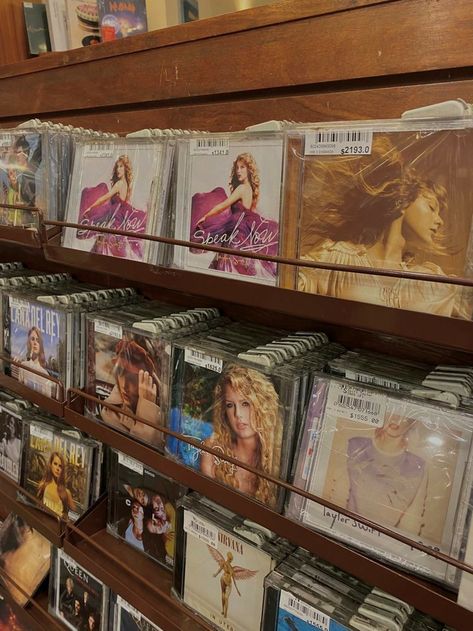 Taylor Swift Cd, Swiftie Aesthetic, Vinyl Shelf, Cd Aesthetic, Vinyl Aesthetic, Vinyl Cd, Record Players, Swift 3, Taylor Swift Pictures