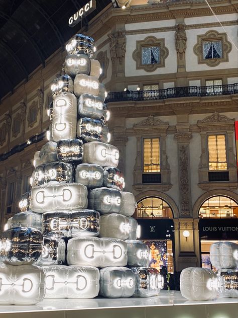 This year’s Christmas tree in Galleria Vittorio Emanuele in Milan belongs to Gucci #christmas #christmasdecor #christmastrees #gucci #christmastreeideas #guccihandbags #milano #galleriavittorioemmanuele #decor Gucci Christmas, Gucci Handbags, Milan, This Year, Christmas Decorations, Christmas Tree, Gucci, Christmas