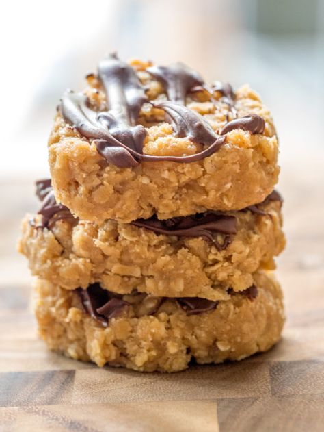 No Bake Preacher Cookies | 12 Tomatoes Apple Crisp Pizza, Preacher Cookies, Cooking Panda, Bake Goods, Oatmeal Chocolate, Bake Cookies, Banana Oatmeal, Melting Chocolate Chips, Easy Cookie Recipes