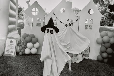 Found some ghosts in my ball pit 👻👻👻 😂 we had an amazing Halloween party full with this little ghosts, they’re friendly, fun, and full of charm! 👻 Ready to book for you Halloween party? Send us a DM and we’ll make it happen 🎃🎃 Amazing vendors that made this happen: Planning @olivepopco & @unico.byivonne Balloons & Backdrop @unico.byivonne Bounce House @olivepopco Photography @siveees Picnic @prettyruggedpicnicco Florals @fabuleux.85 Ballpit @pinkfestco Photo Booth @tapnsnapphoto Snack Ca... Ghost Backdrop, Balloons Backdrop, Balloon Backdrop, Ball Pit, Bounce House, Make It Happen, Photo Booth, Halloween Party, Ghost