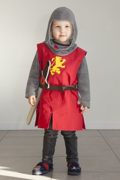 Déguisement de chevalier composé d'un camail, d'un haubert, d'un surcot et d'une ceinture Diy Knight Costume, Medieval Costume Diy, Nursery Rhyme Costume, Costume Chevalier, Medieval Party, Cape Costume, Knight Costume, Dress Up Boxes, Circus Costume