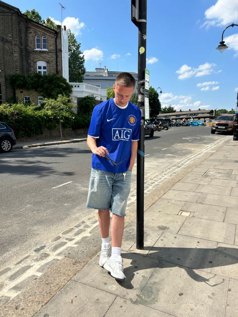 Streetwear style in London with a summer outfit and football shirt Soccer Kit Outfit, Blokecore Man, Bloke Core Outfits Men, Soccer Jersey Outfit Men, Eboy Aesthetic Outfits Men, Eboy Aesthetic Outfits, Block Core, Mood Outfits, Softboy Outfits