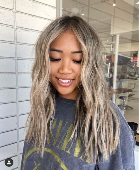 High Root Blonde Balayage, Blonde Balayage For Brown Eyes, Blonde With Dark Roots Medium Length, Summer 23 Hair Color Trends, Brownish Blonde Balayage, Heavy Highlights Brown Hair, Bright Blonde On Dark Hair, Dark Hair Dyed Blonde, Brown Hair With Lots Of Blonde