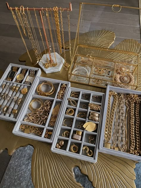 Dubai Gold Jewelry, Buy Gold Jewelry, Ways To Organize, Gold Necklace Set, Dope Jewelry, Bangle Designs, Jewellery Gold, Beautiful Mess, Cheap Jewelry