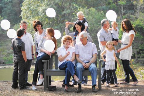 70th birthday family photo Dads Birthday, Present For Dad, Mom's Birthday, 70th Birthday Parties, 80th Birthday Party, Foto Poses, A Present, Family Birthdays, 80th Birthday