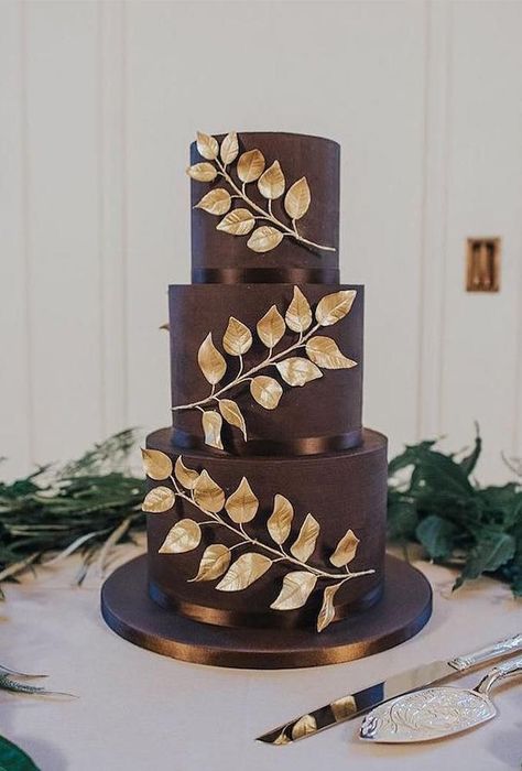 colored wedding cakes chocolate cake gold brunch panachecakedesign Wedding Cakes Chocolate, Chocolate Wedding Cakes, Wedding Cake Guide, Brown Wedding Cakes, Cheesecake Wedding Cake, Colorful Wedding Cakes, Deco Room, Wedding Cake Prices, Cakes Chocolate