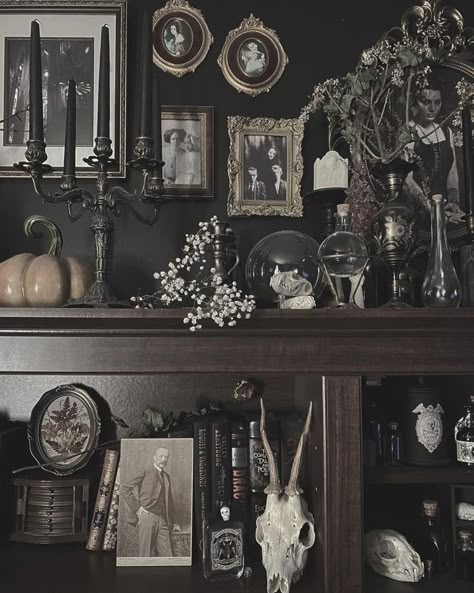 @sepvlchr | Decoração gótica vitoriana, Quarto gótico, Decoração gótica Dark Electric Home Decor, Southern Gothic House Decor, Dark Decor Aesthetic, Gothic Princess Aesthetic, Goth Interior, Victorian Gothic Decor, Goth Houses, Gothic Room, Gothic Interior