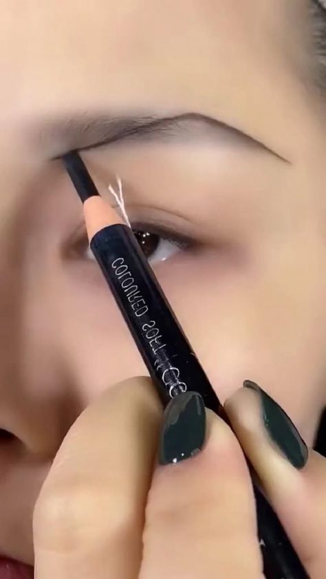 Quick Eye Makeup Tutorial, Quick Eye Makeup, Face Makeup Tutorial Video, Maquillage Yeux Cut Crease, Eyebrow Products, Makeup Hacks Videos, Membentuk Alis, Bentuk Alis, Natural Make Up Tutorial