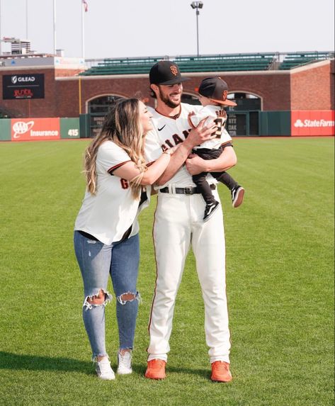 via jess' insta Mlb Family, Baseball Mom Aesthetic, Mlb Couples, Baseball Aesthetic Couple, Baseball Family Pictures, Baseball Wife Aesthetic, Baseball Family Aesthetic, Mlb Wife Aesthetic, Baseball Couple Goals