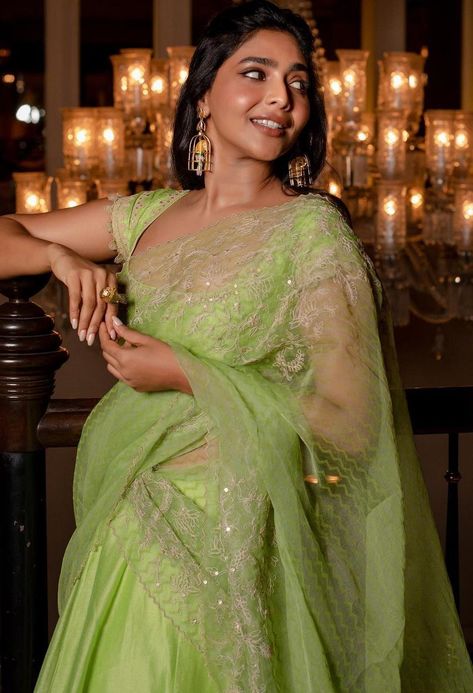 Lakshmi Sarees, Aishwarya Lakshmi, Aishwarya Lekshmi, Organza Lehenga, Dresses By Pattern, Female Celebrity Fashion, Green Lehenga, White Saree, Indian Models