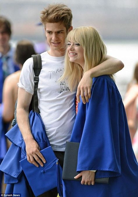 Gwen and Peter in The Amazing Spider-Man 2 graduation scene Gwen Stacy And Peter Parker, Gwen Stacy And Peter, Peter Y Gwen, Gwen Y Peter, Emma Stone Gwen Stacy, Emma Stone And Andrew Garfield, Gwen And Peter, Gwen Peter, Andrew And Emma