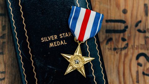 The Differences Between a Military Decoration and a Military Medal Purple Heart Medal, Military Decorations, Military Branches, Gold Wreath, Navy Air Force, Military Medals, Military Insignia, Military Units, Service Awards