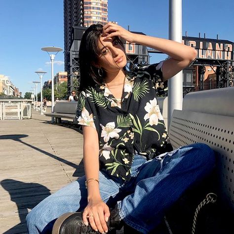 Discover the casual (but cool) outfit ideas fashion girls will be wearing this season. Hawaiian Outfit Women, Stem Outfits, Look Kimono, Hawaiian Shirt Outfit, Lesbian Fashion, Walking Outfits, Chiffon Tops Blouses, Hawaiian Shirt Women, Best Casual Outfits