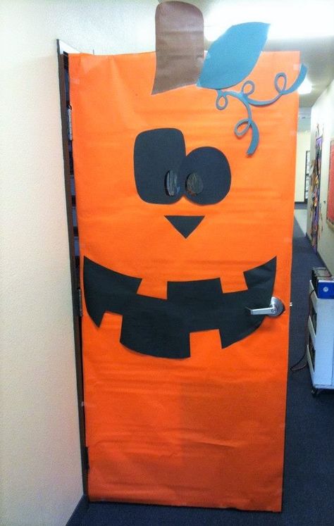 pumpkin door decoration for October Porta Halloween, Classroom Door Decorating, Entrance Door Decor, Halloween Classroom Door, Dorm Door, School Door Decorations, Halloween Classroom, Teacher Doors, School Doors