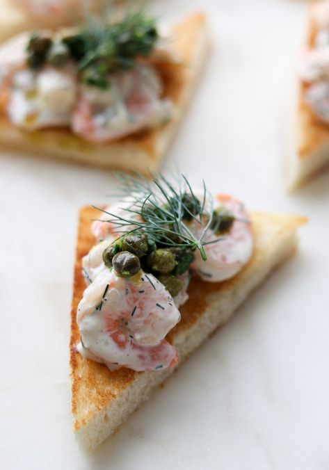 An elegant and easy Swedish appetizer with creamy shrimp salad and a bright and briny caper relish on top. Creamy Shrimp Salad, Nordic Diet, Danish Recipes, Prawn Toast, Shrimp Toast, Creamy Shrimp, Swedish Dishes, Nordic Kitchen, Toast Toppings